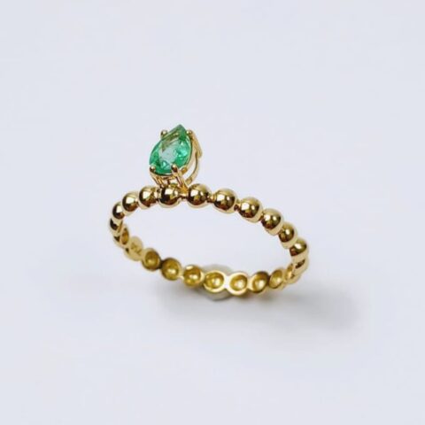 Anel gota bolinha em ouro 18k com 1 pedra.