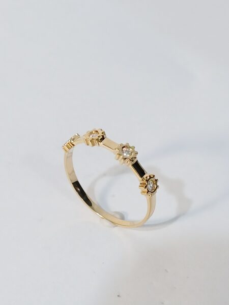 Anel Catraca em ouro 18k , com 4 pedras .