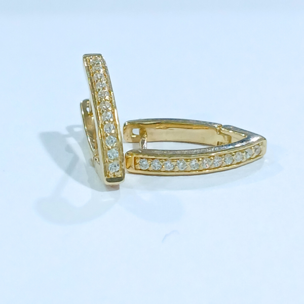 Brinco Argola Estribo Mini em ouro 18k , 22 pedras .