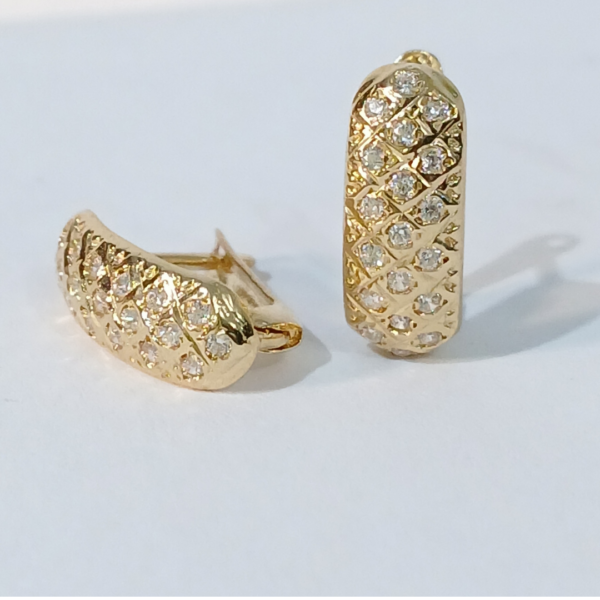 Brinco Escudo em ouro 18k , com 38 pedras .
