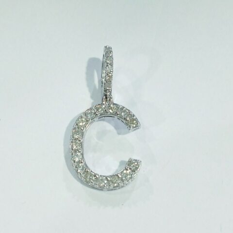 Pingente Letra Galé C em ouro 18k , com 22 pedras.