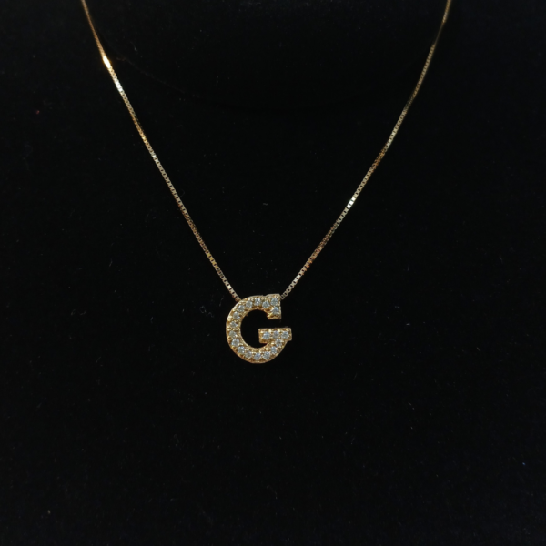 Colar Letra G em ouro 18k , com 19 pedras .