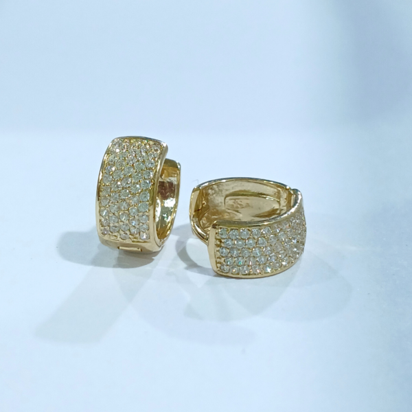 Brinco Argola Red P em ouro 18k , com 96 pedras.