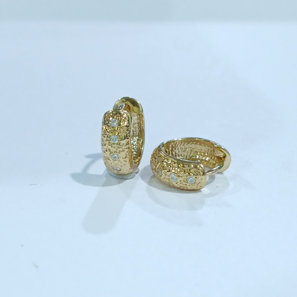 Brinco Argola Red Vila em ouro 18k , com 8 pedras .