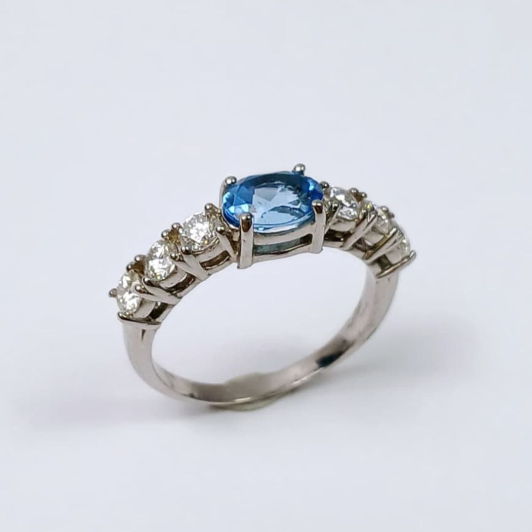 Anel oval Seven em ouro 18k com 7 pedras