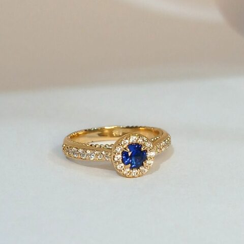 Anel Dublê 1 em ouro , com 27 pedras.