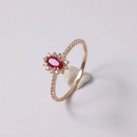 Anel Oval Val em ouro 18k , com 35 pedras.