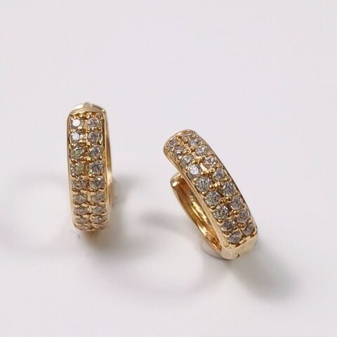 Brinco Argola em ouro 18k , com 36 pedras.