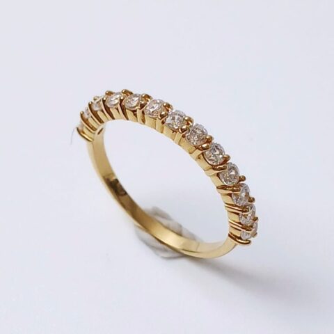 Anel 1/2 aliança em ouro 18k com 13 pedras.