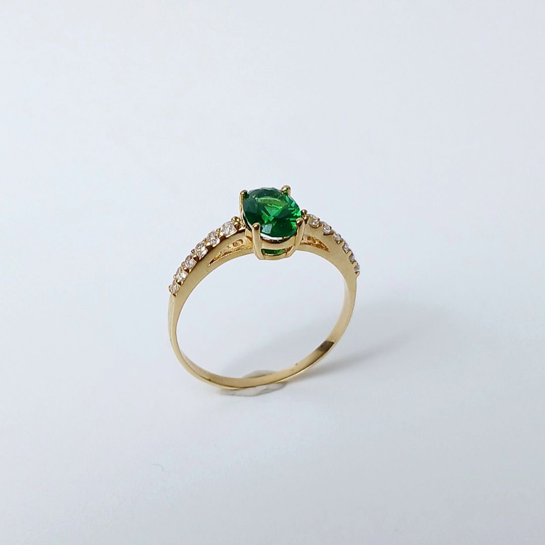 Anel oval em ouro 18k com 13 pedras