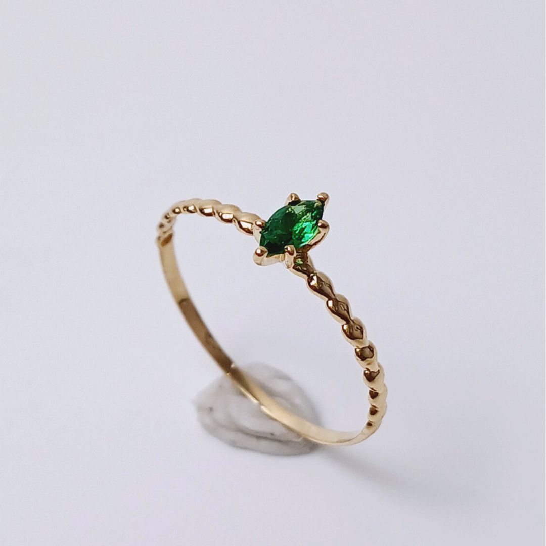 Anel Formatura navet em ouro 18k com 1 pedras.