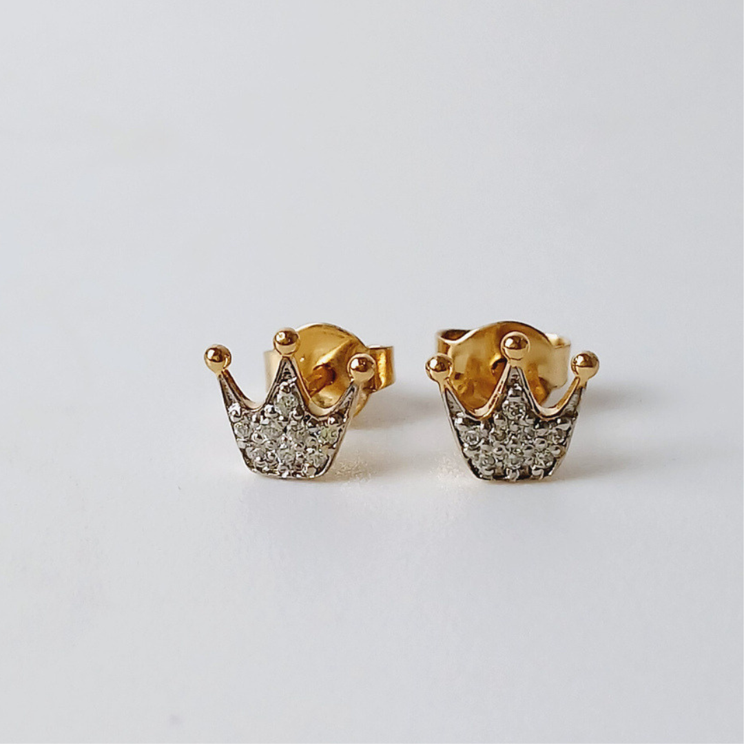 Brinco coroa em ouro 18k com 16 pedras