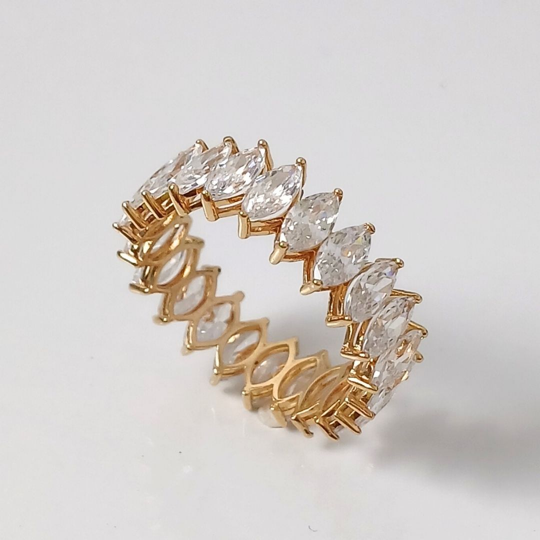 Anel Aliança Inteira Navet em ouro 18k , com 22 pedras.