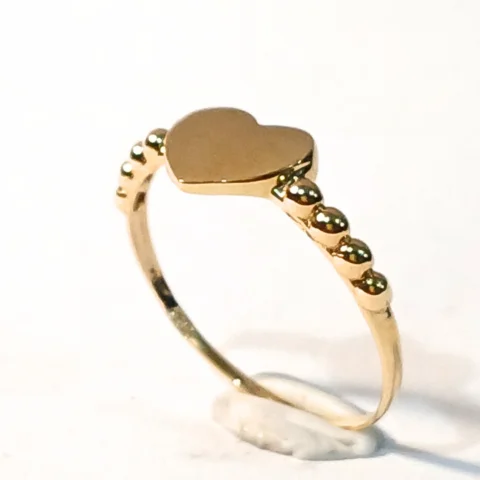Anel Coração Letra Bolinha em ouro 18k , sem pedra.